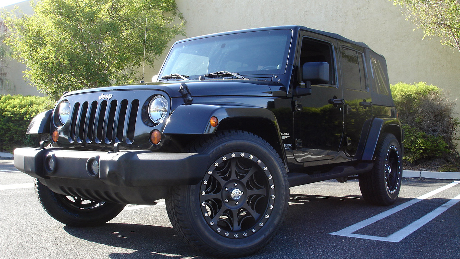 Jeep with black rims